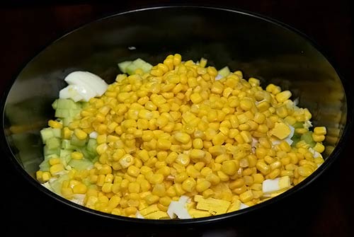 Добавить в салат кукурузу