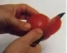срежьте с помидора кожу