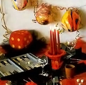 Сервировка новогоднего стола в красно-черных тонах