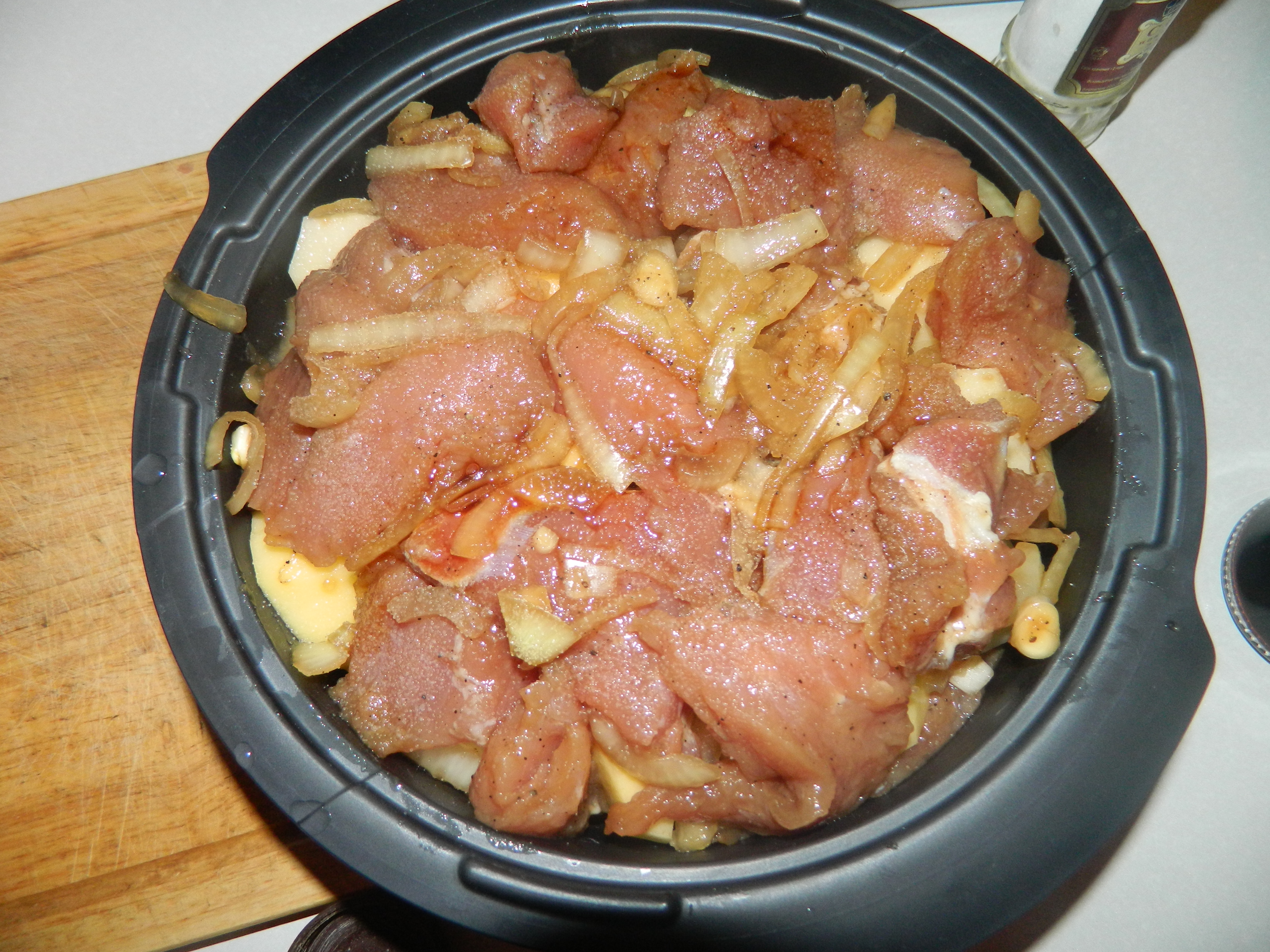 Свинина маринованная в соевом соусе, запеченной с картофелем.