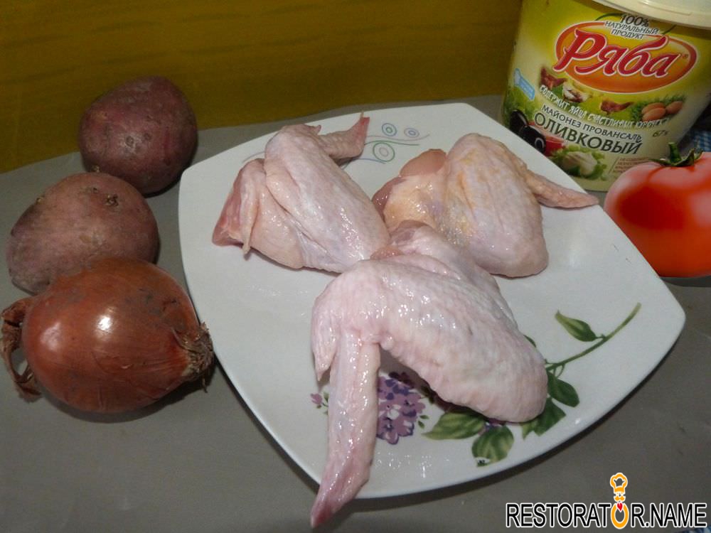 Куриные крылышки, запеченные с картофелем и овощами