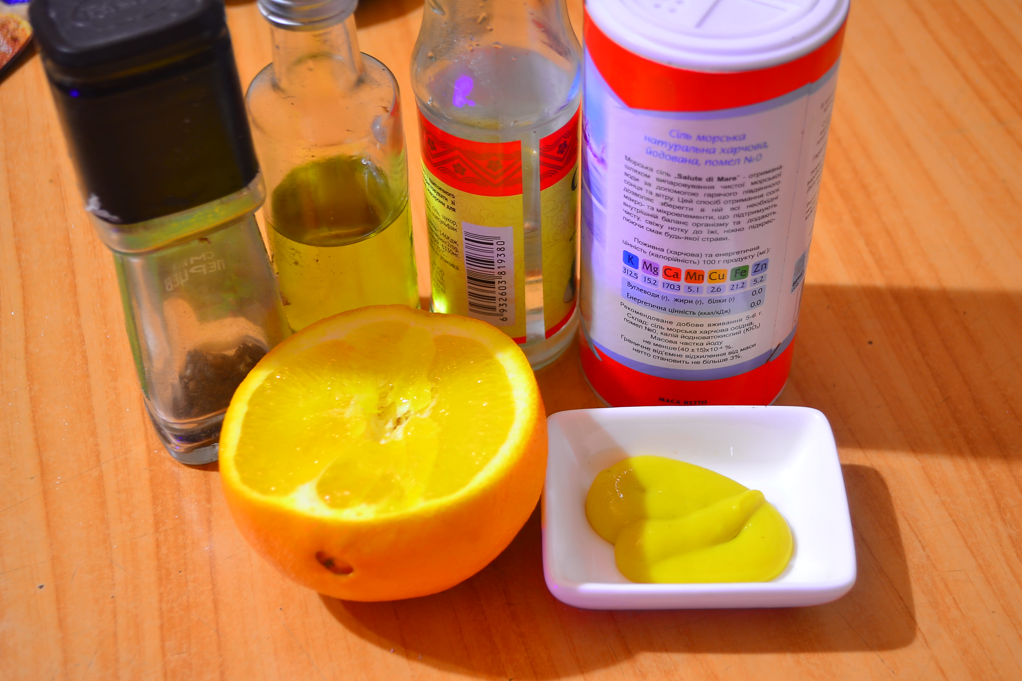 Салат с перепелиными яйцами и апельсиновым соусом