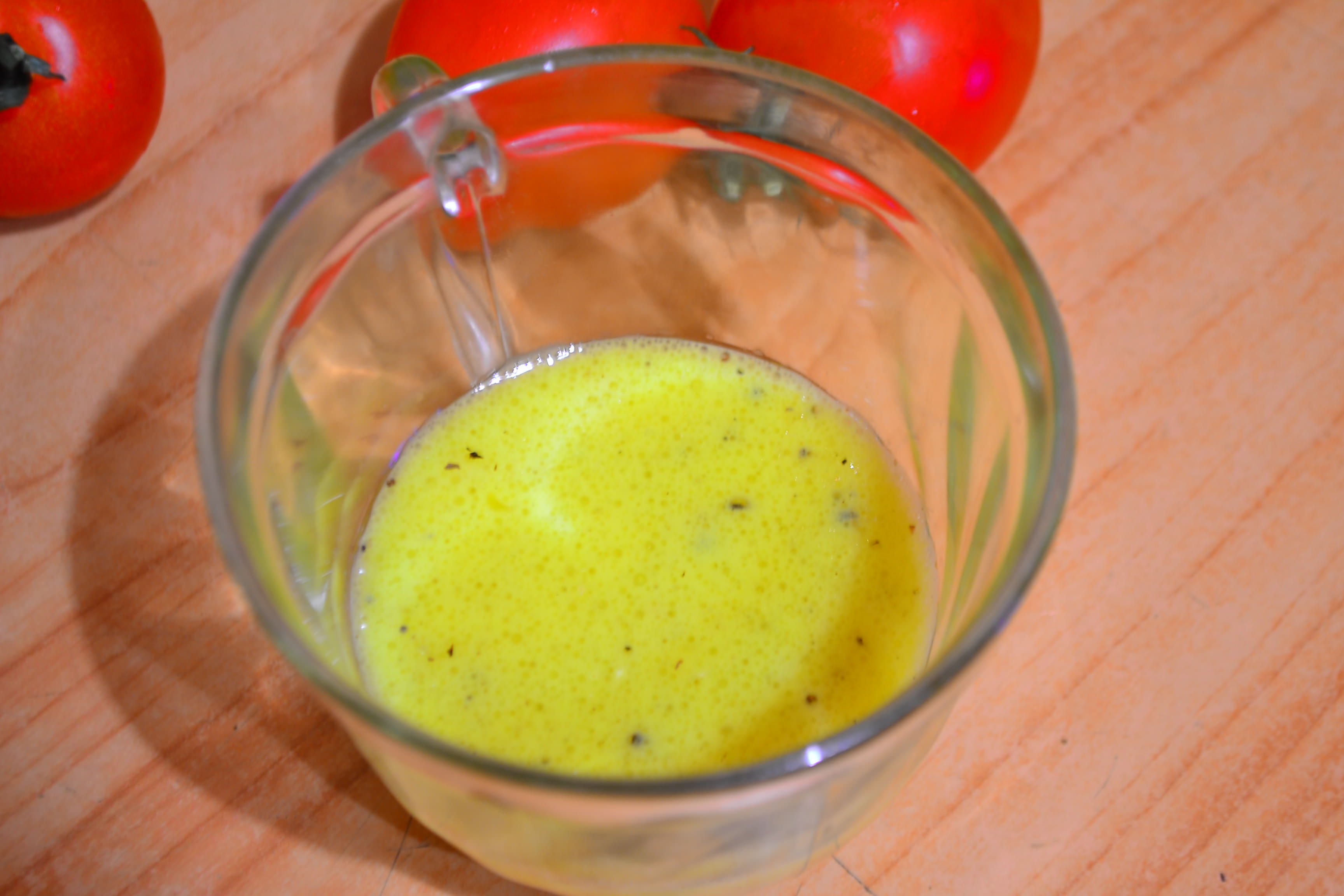 Салат с перепелиными яйцами и апельсиновым соусом
