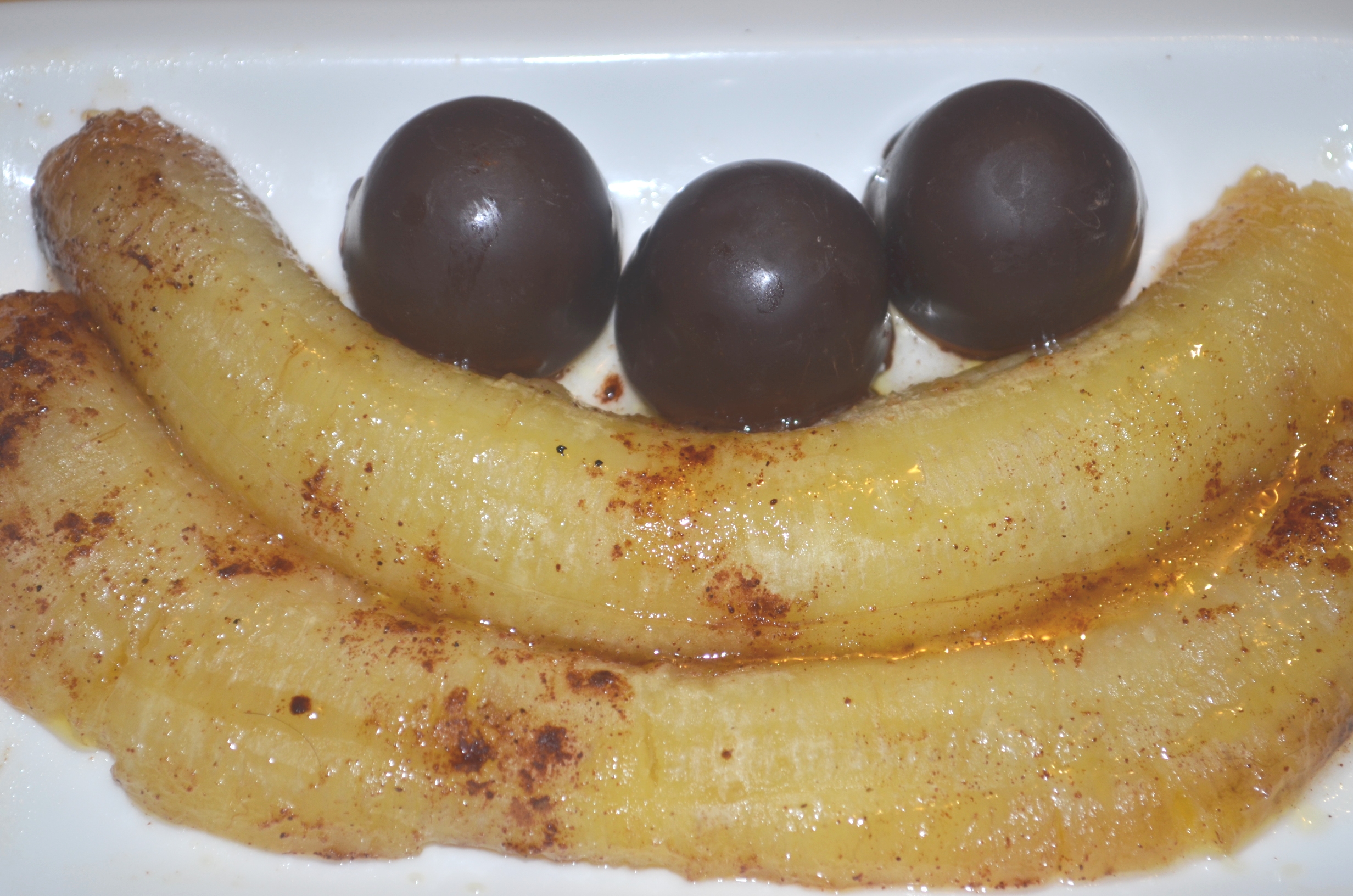печеный банан с медом и корицей.