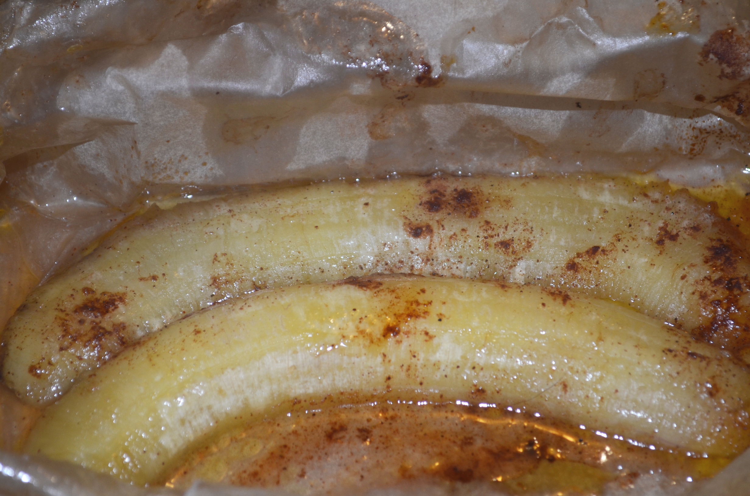печеный банан с медом и корицей.
