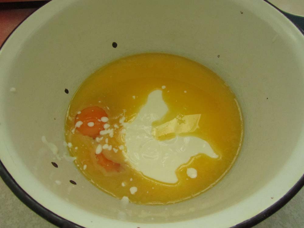 смешать масло яйца и йогурт