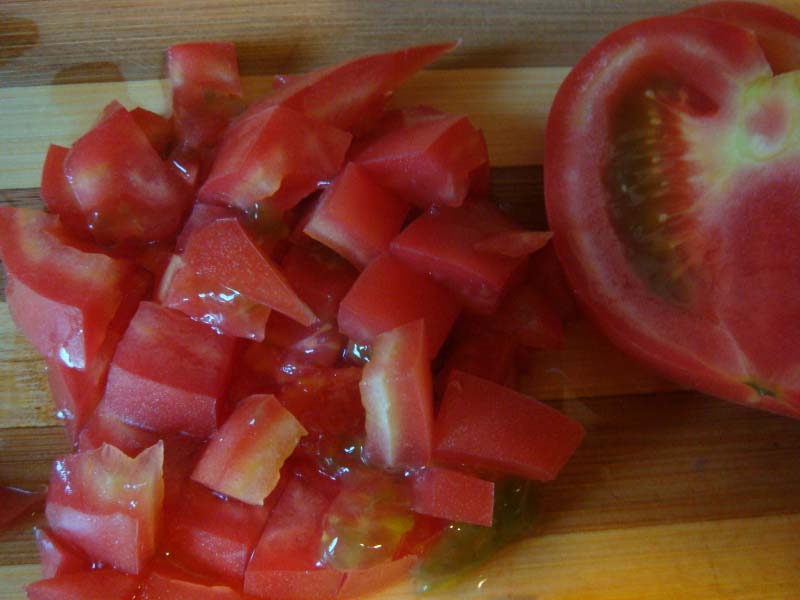Нарежьте помидоры