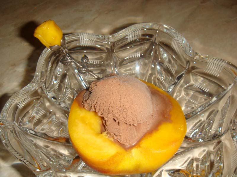 Карамельные персики с шоколадным мороженым