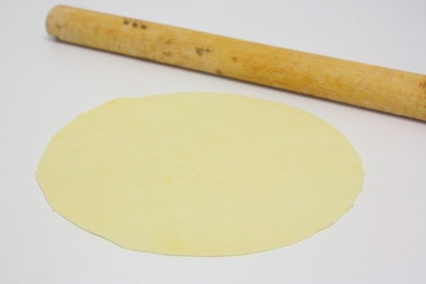 Раскатать тесто в тонкие лепешки