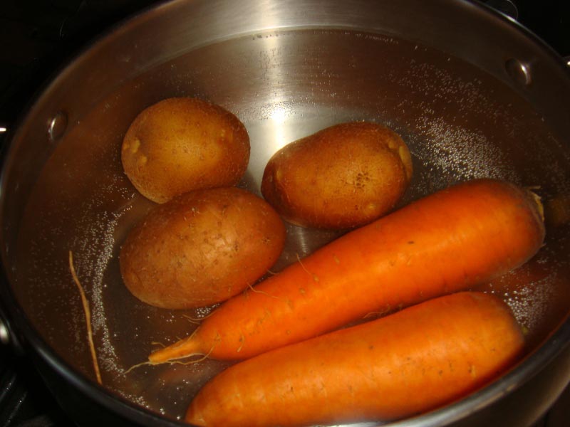 Варим картофель и морковь 