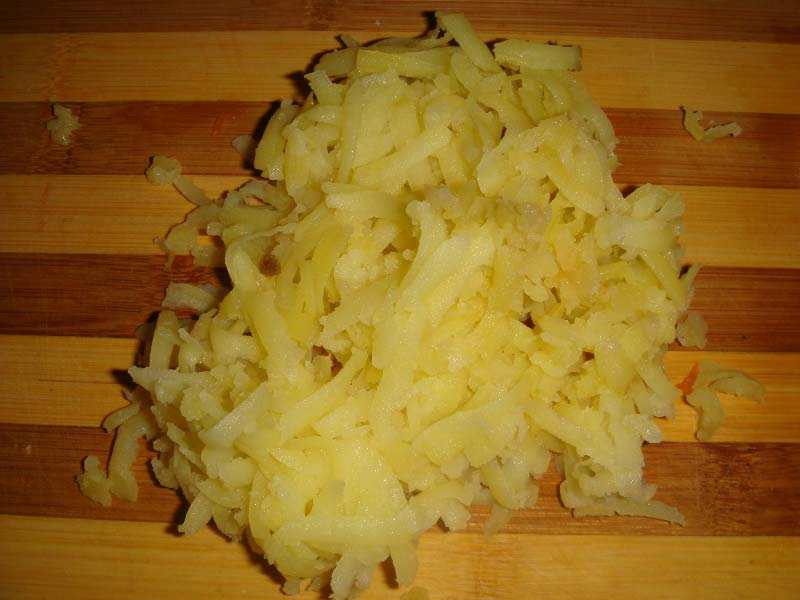 Натираем картофель 
