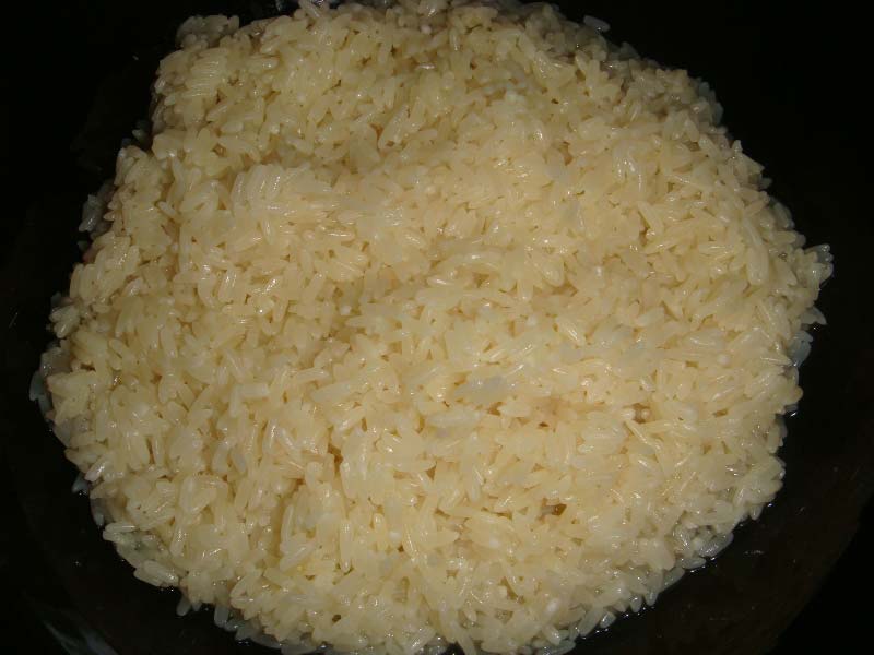 Рис промываем в холодной подсоленой воде 