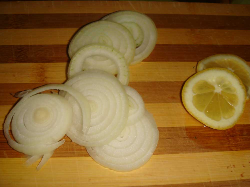 нарезать лук и лимон