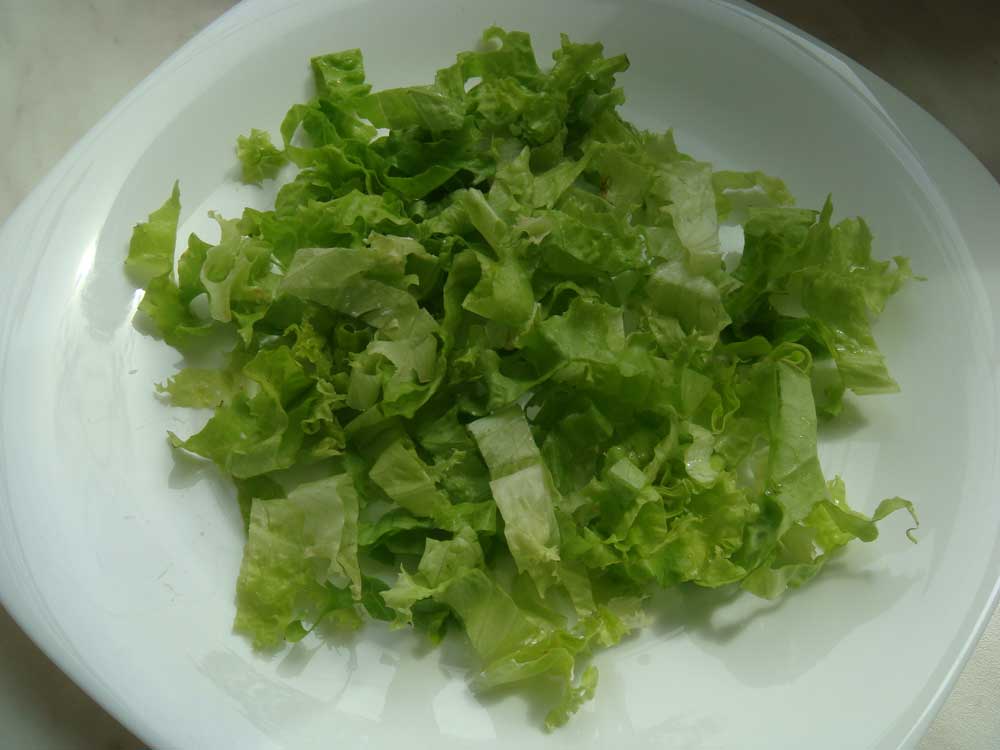 помыть и нарезать листья салата
