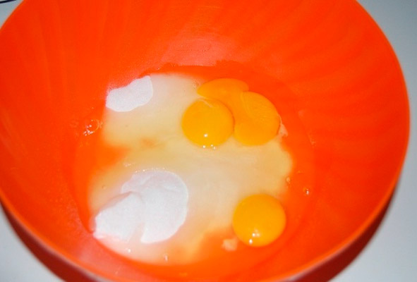 Соединить яйца и сахар