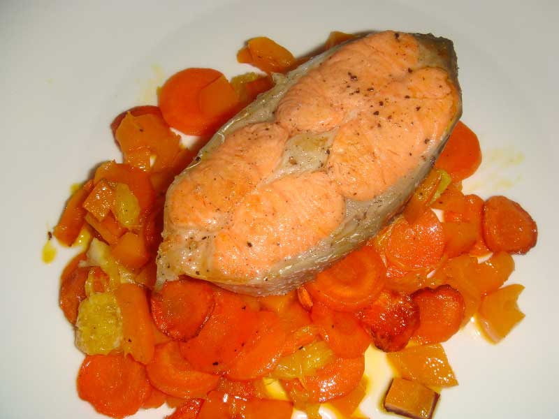 Красная рыба с овощами