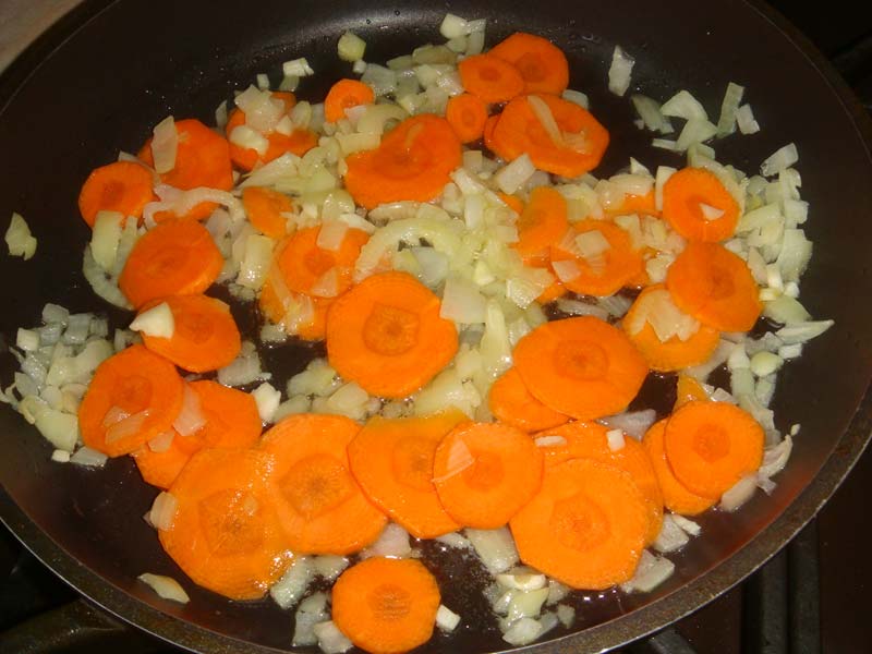 Обжарить лук и морковь