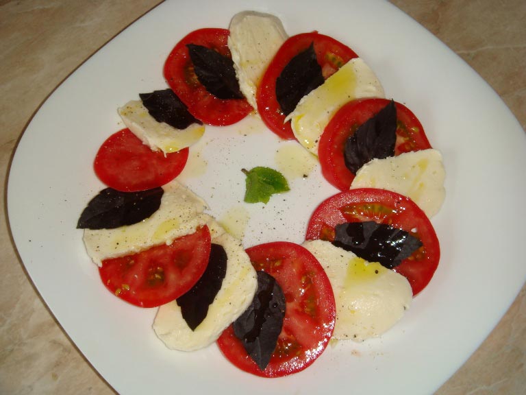 Заправляем салат уксусом и оливковым маслом