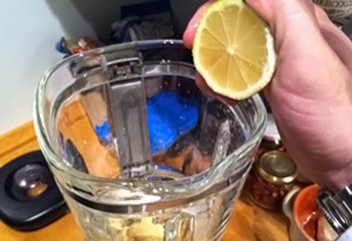 добавьте лимонный сок