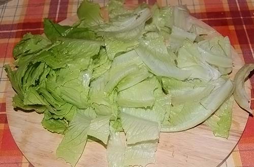нарезать салатные листья