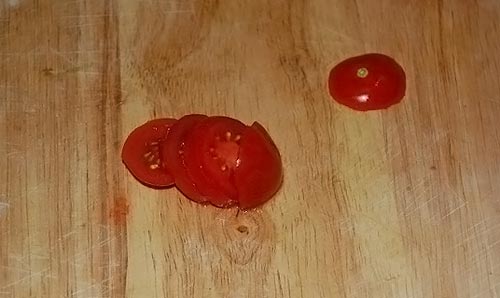 кружками нарезать помидоры