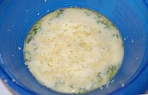 картофельное пюре добавьте в миску с зеленью