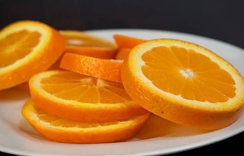 Нарезать кружечками апельсины 
