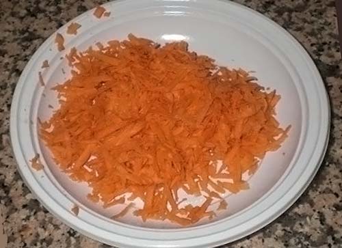 нарежьте соломкой морковь