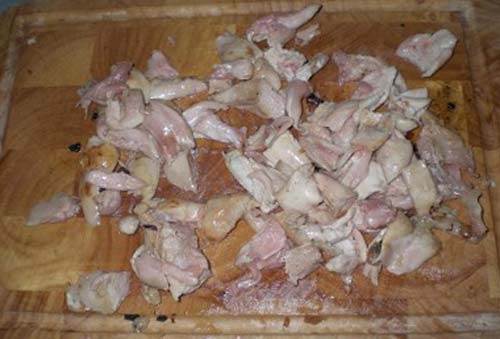 добавить курицу, горох и перец
