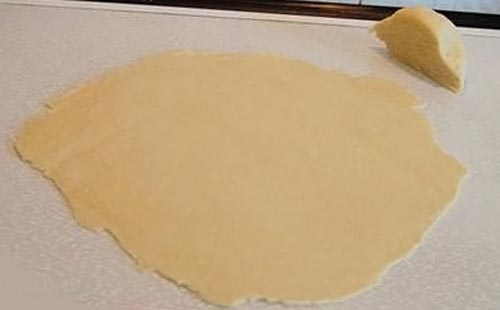 раскатайте тесто на посыпанной мукой доске