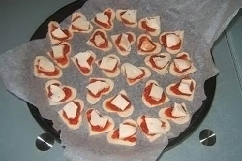 В центр каждой маленькой пиццы положите кетчуп
