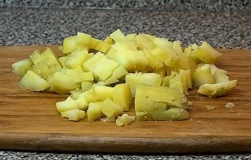 Нарезать отвареную картошку