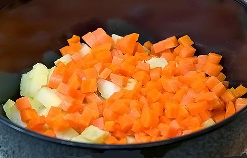 Сложить морковь и картофель в миску