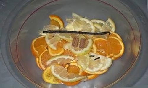 нарежьте лимоны и апельсины