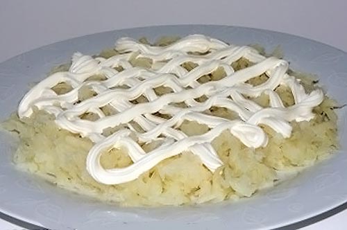 Уложить слой картофеля 