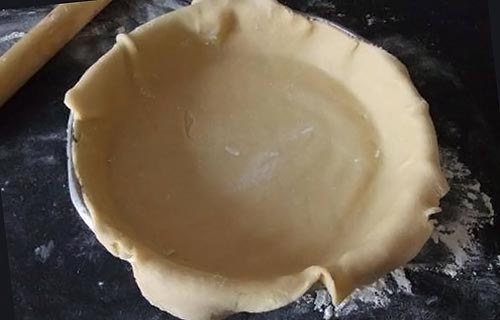 уложите тесто в форму, смазанную маслом