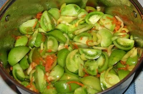 Как консирвируют салат из зеленых помидор