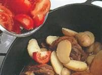 Добавьте отвареный картофель и помидоры