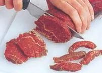 Нарежьте мясо поперек волокон 