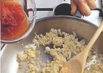 Обжарить лук и томатную пасту