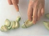 Очистите и нарезать авокадо