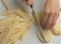 Нарежьте картофель на кружочки 