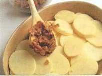 Уложите картофель в форму