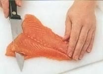 Нарежьте лосось тонкими ломтиками