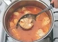 Варите суп 5-8 минут, вынимая разные сорта рыбы 