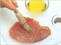 Смажьте рыбу оливковым маслом