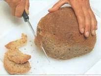 Обрезать с хлеба корку