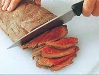 нарежьте мясо на очень тонкие ломтики