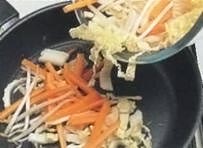 Обжарить в сковороде ростки фасоли, морковь, капусту