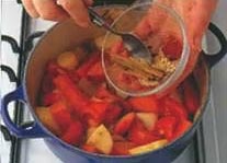 Добавьте в тажин помидоры и специи